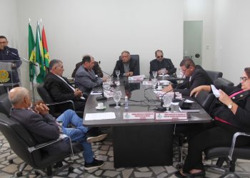 Em primeira sessão ordinária do ano, Câmara de Caraúbas aprova piso da educação