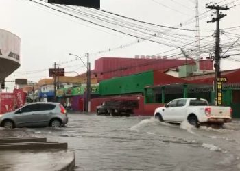 Infectologista fala dos cuidados ao tomar banho de chuva