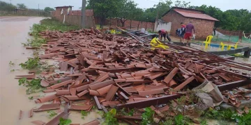 Cobertura desaba em cima de família na zona rural de Mossoró após chuva