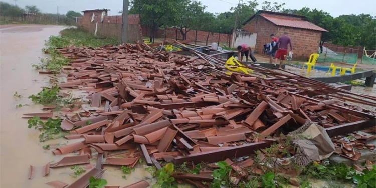 Cobertura desaba em cima de família na zona rural de Mossoró após chuva