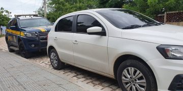 PRF recupera veículo roubado e prende homem em Mossoró