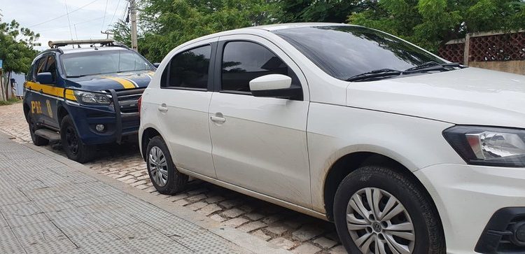 PRF recupera veículo roubado e prende homem em Mossoró