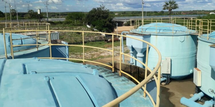 Parada em adutora deixa parte de Mossoró sem água