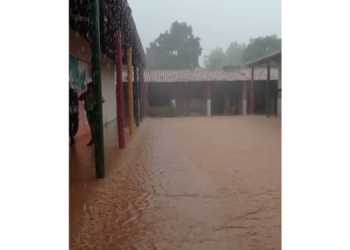 Escola da zona rural de Apodi é inundada pela chuva