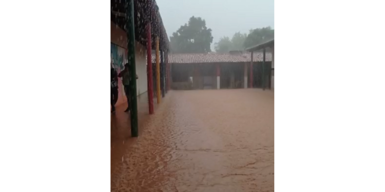 Escola da zona rural de Apodi é inundada pela chuva
