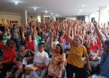 Em assembleia, professores da rede estadual decidem por greve