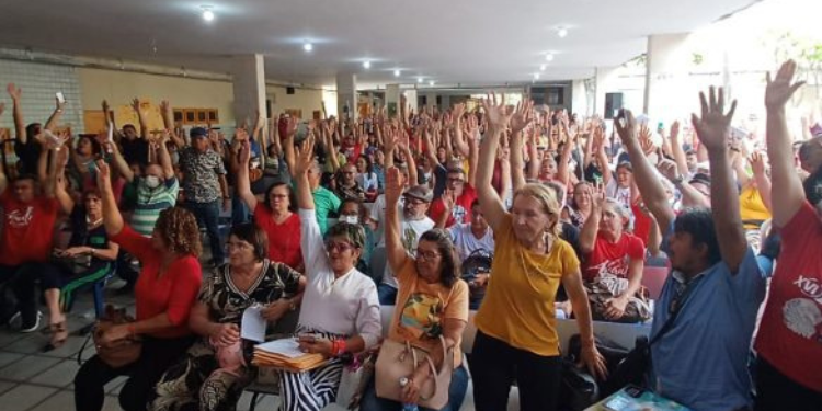 Em assembleia, professores da rede estadual decidem por greve