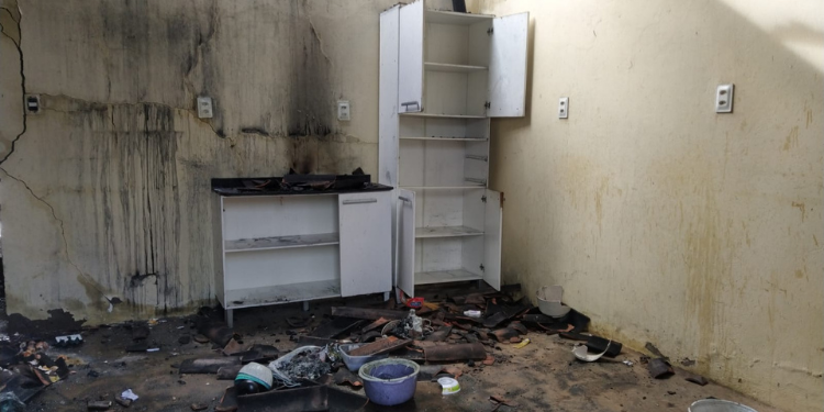 Incêndio atinge casa no Três Vinténs