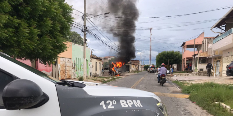 Novo ataque criminoso: caminhão da Caern é incendiado em Mossoró