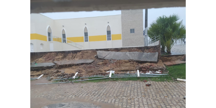 Parte de parede da Igreja de Irmã Lindalva & São Cristóvão desaba devido chuvas