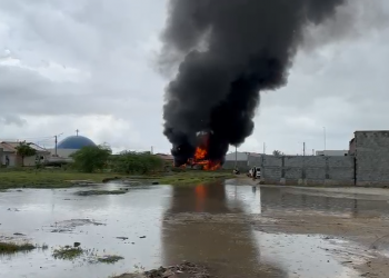 Dois ônibus são incendiados na cidade de Areia Branca