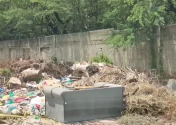 Lixo acumulado interdita rua no Bairro Barrocas em Mossoró