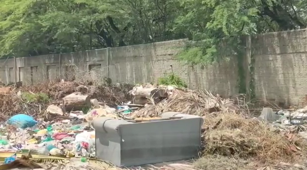 Lixo acumulado interdita rua no Bairro Barrocas em Mossoró