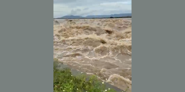 Açude de Riacho da Cruz atinge 100% da capacidade e transborda