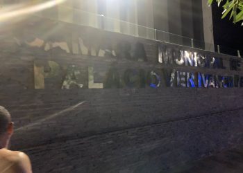 Em Caicó criminosos atiram contra a Câmara dos Vereadores e queimam ônibus