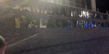 Em Caicó criminosos atiram contra a Câmara dos Vereadores e queimam ônibus