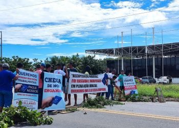 Ex-funcionários da Porcellanati fazem protesto na BR 304