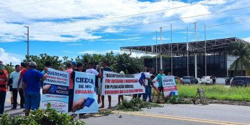 Ex-funcionários da Porcellanati fazem protesto na BR 304