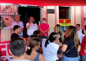 Há 37 dias em greve, professores aprovam continuidade do movimento