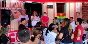 Há 37 dias em greve, professores aprovam continuidade do movimento