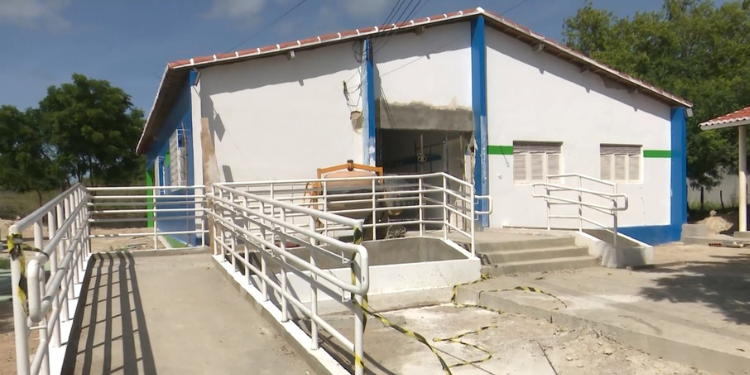 Em aulas remotas, alunos esperam conclusão de reforma em escola há oito meses