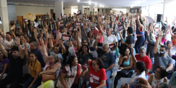 Em nova assembleia, professores da rede estadual mantém greve e aprovam contraproposta para Governo