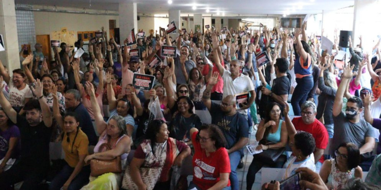 Em nova assembleia, professores da rede estadual mantém greve e aprovam contraproposta para Governo