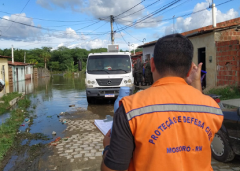 Famílias atingidas pela água do Rio Mossoró são removidas pela Defesa Civil