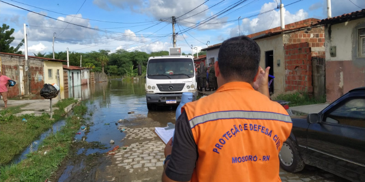 Famílias atingidas pela água do Rio Mossoró são removidas pela Defesa Civil