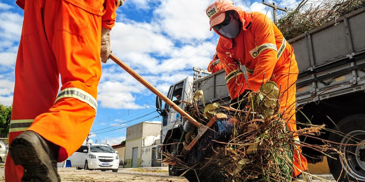 Garis retornam ao trabalho após promessa de empresa