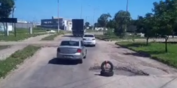 Populares usam pneus para sinalizar buracos na Avenida Rio Branco