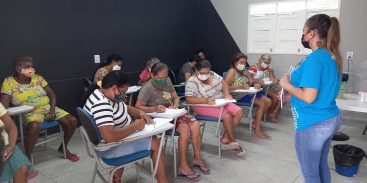 Gente que faz: professora transforma vidas alfabetizando mulheres idosas