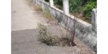 Buraco em ponte na RN-233, entre Caraúbas e Apodi, preocupa população