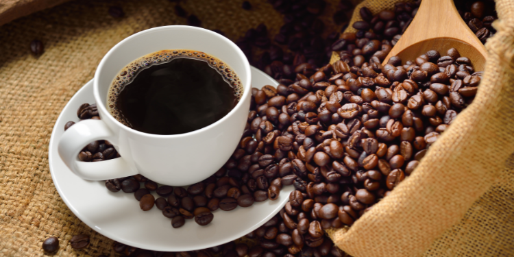 No frio ou no calor: café é a segunda bebida mais consumida no país