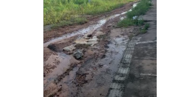 Lama e buracos causam transtornos no Bairro Nova Mossoró