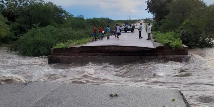 Após chuvas, açudes sangram e água interdita três saídas de Caraúbas