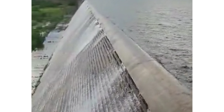 Barragem Umari, em Upanema, volta a sangrar após 14 anos