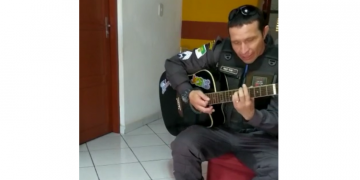 “A gente tem que estar preparado pra tudo”, diz policial que tocou violão para ajudar homem em surto