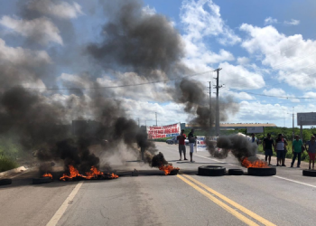 Moradores interditam BR-304 em protesto por melhorias no Bairro Nova Mossoró