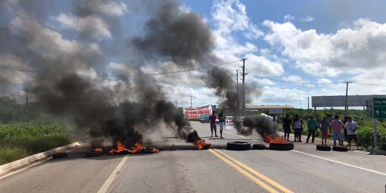 Moradores interditam BR-304 em protesto por melhorias no Bairro Nova Mossoró