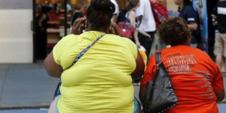 Idade, renda e sedentarismo são principais fatores para obesidade, diz estudo