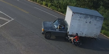 Motociclista fica ferido após colisão com caminhão baú na BR-304 em Assú