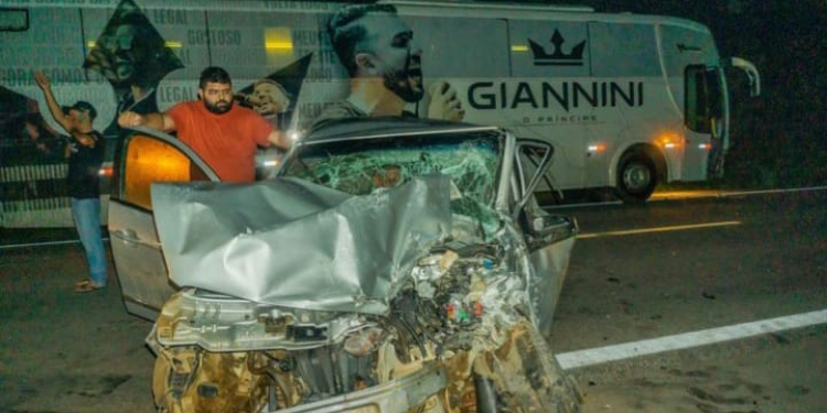 Ônibus do cantor Giannini Alencar colide com outro veículo nessa segunda-feira (24)