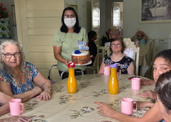 Gente que faz: médica acolhe idosos e dedica cuidados aos “mestres da vida”