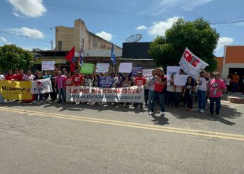Professores da rede estadual de ensino fazem protesto em Assú