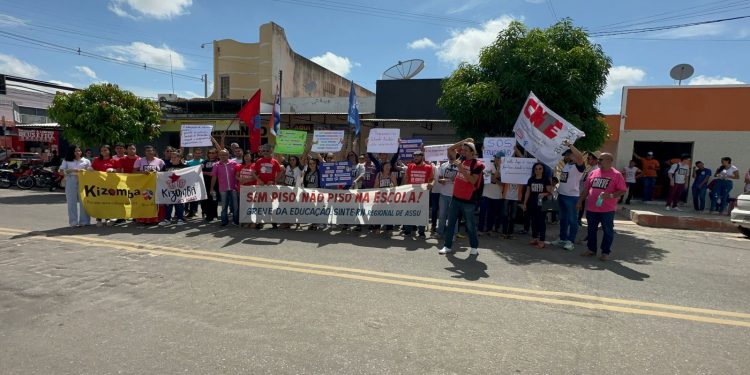 Professores da rede estadual de ensino fazem protesto em Assú