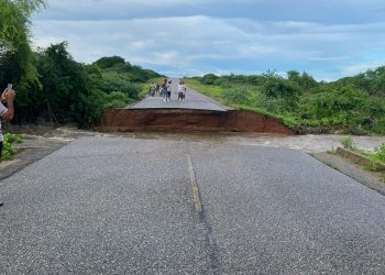 Após chuvas, açudes sangram e água interdita três saídas de Caraúbas