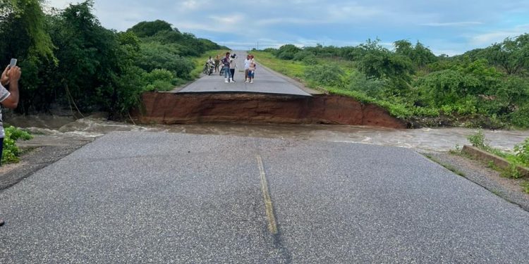 Após chuvas, açudes sangram e água interdita três saídas de Caraúbas