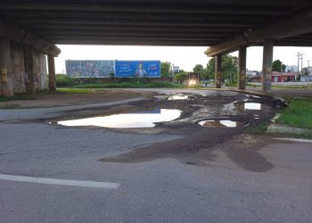 Motoristas reclamam de buracos embaixo de viaduto na BR-304