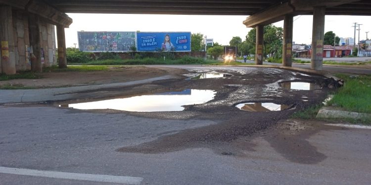 Motoristas reclamam de buracos embaixo de viaduto na BR-304